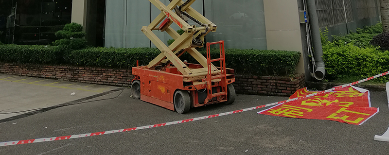 深圳龙岗柯赛标识总部基地楼顶大字安装纪实