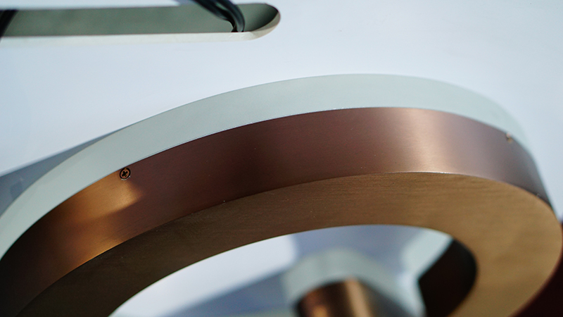 大型楼顶发光字使用镀锌板还是铝板比较好?