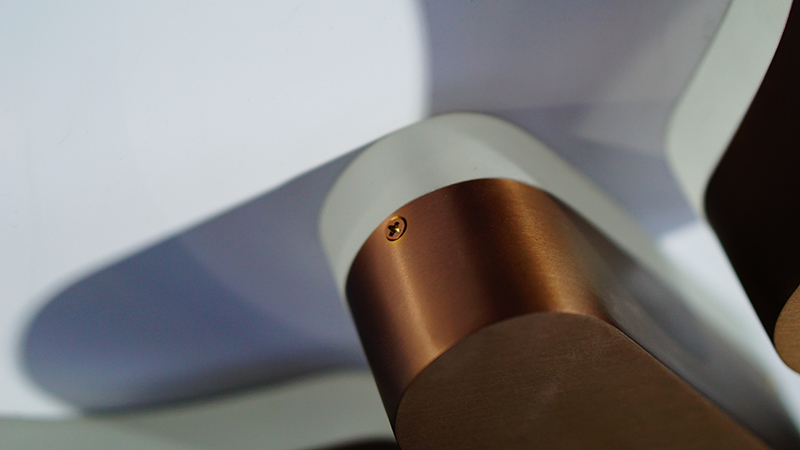 大型楼顶发光字使用镀锌板还是铝板比较好?