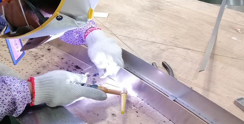 大型冲孔型楼顶发光大字制作过程八步图解 大型冲孔型楼顶发光大字制作过程八步图解