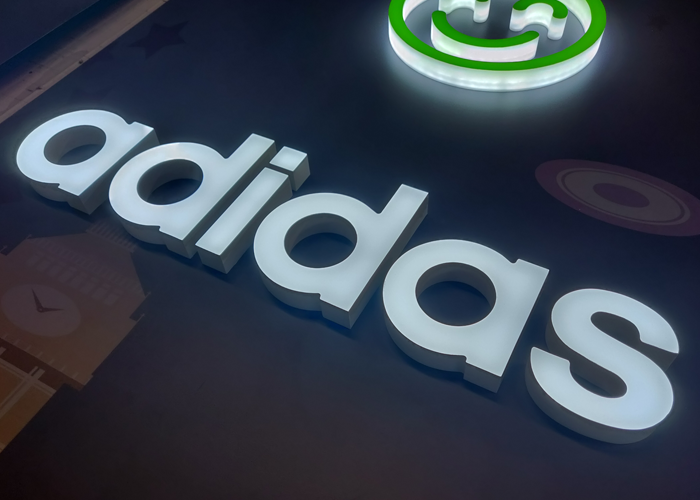 阿迪达斯树脂发光字