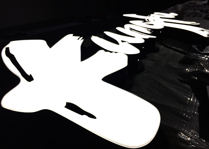 传统发光字和LED发光字的防潮、防酸性能对比