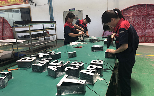 柯赛标识发光字厂家告诉您如何安装LED发光字会更安全