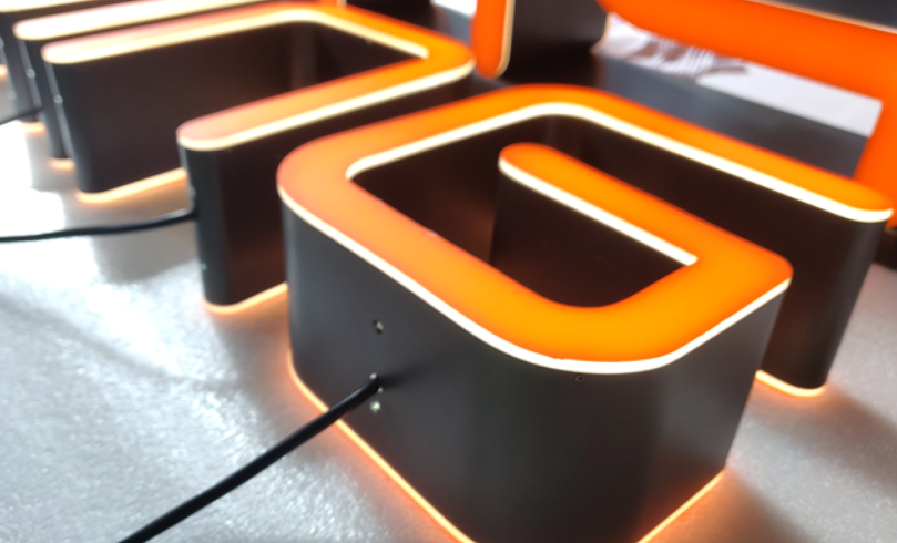 亚克力发光字制作过程中对板材的选择和运用方法