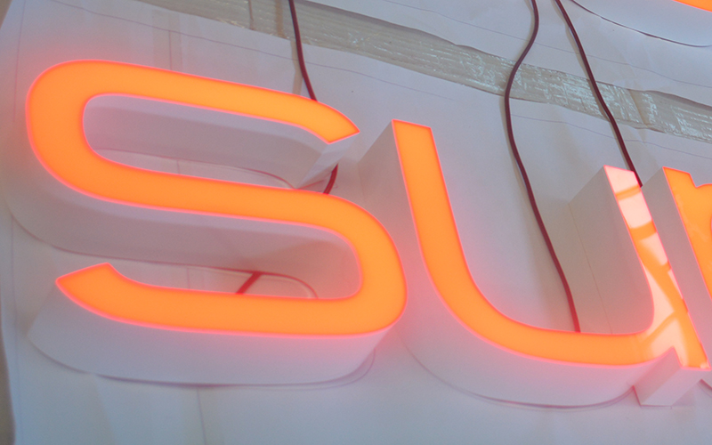 超级发光字是什么意思，跟普通发光字有什么区别