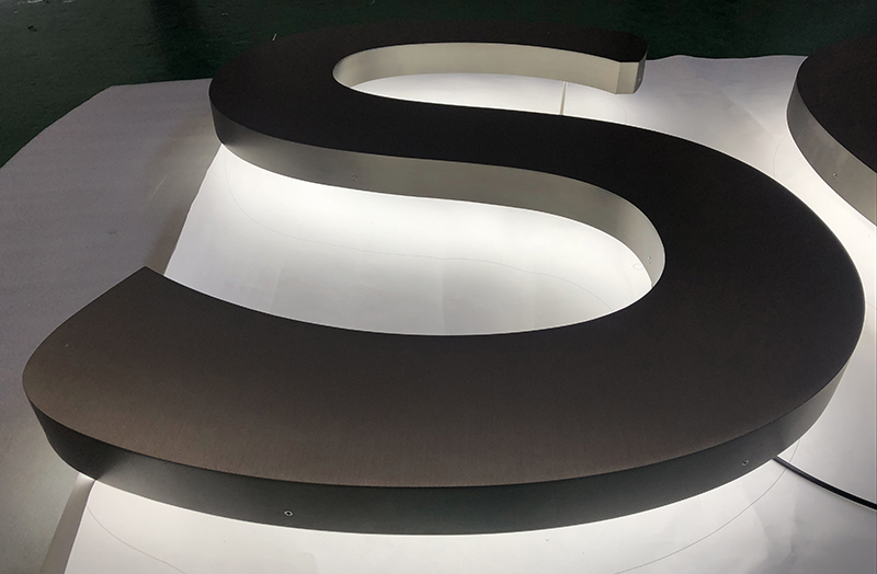 LED金属拉丝背发光字生产制作的几个注意事项