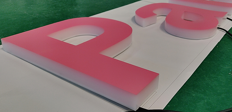 LED亚克力发光字维护保养的几点要求和技巧