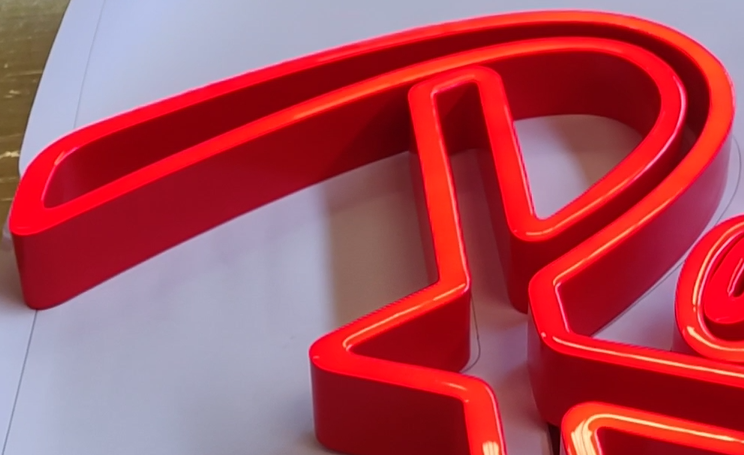 LED树脂发光字在色彩和亮度方面的一些优势分析