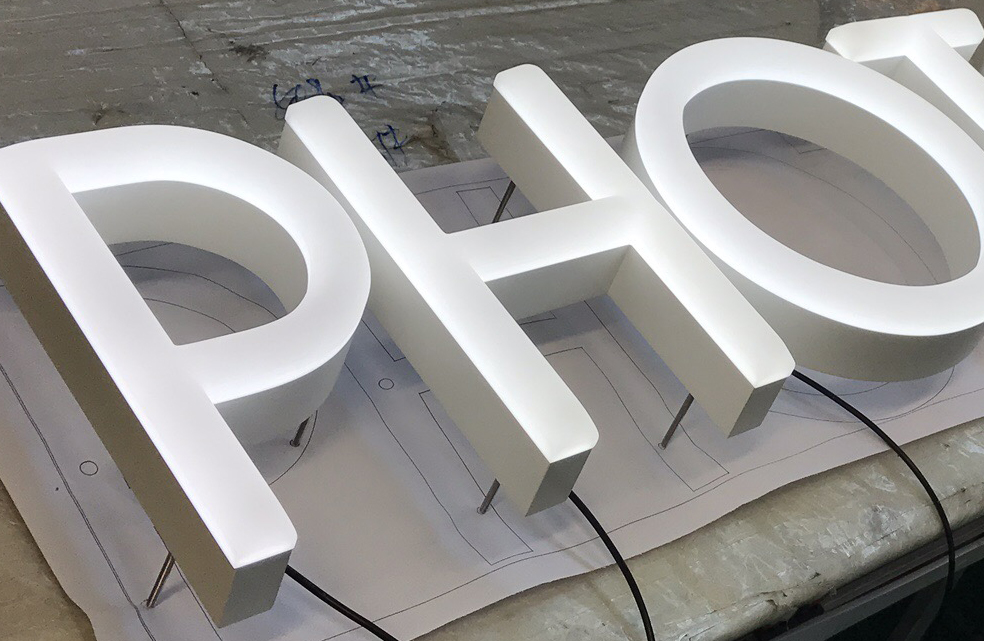 门头广告招牌发光字价格差异为什么那么大？