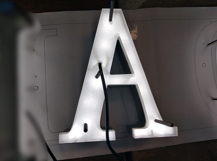 LED背发光字的特点与价格计算方法 LED背发光字的特点与价格计算方法