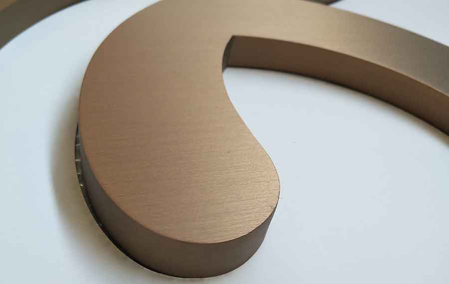 拉丝金属发光字的主要特征