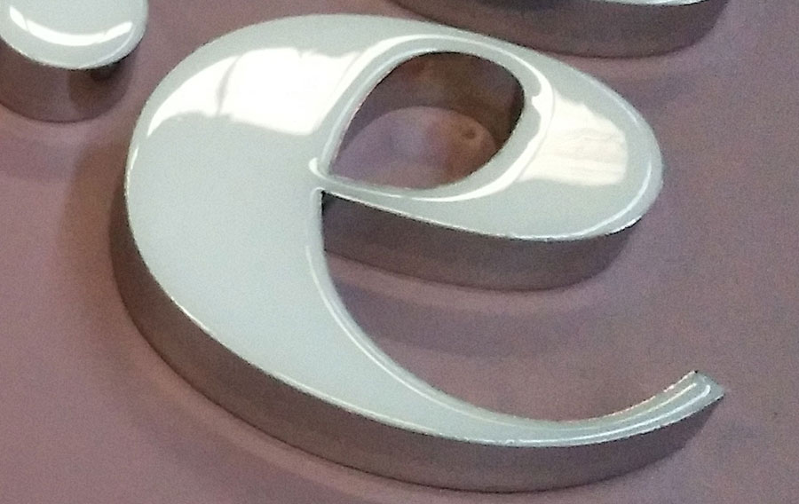 树脂字和超级发光字的主要区别是什么？