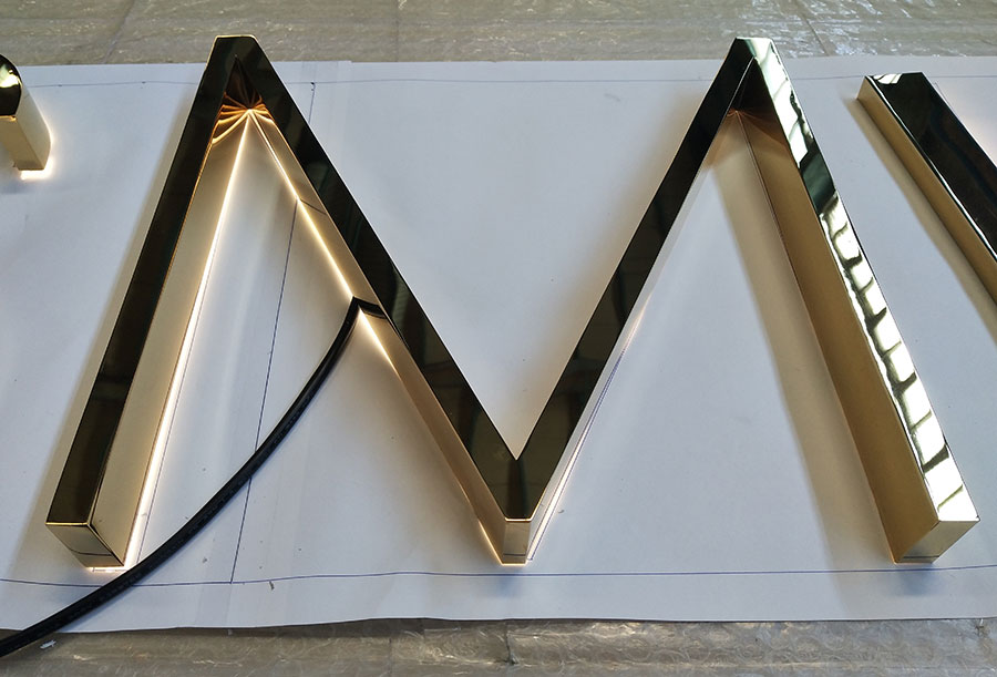 镜钢发光字与背发光字的优劣势和区别