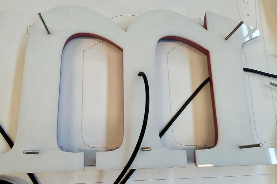 背发光字与不锈钢发光字的主要区别有哪些？