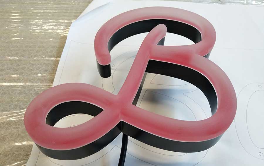 门头招牌广告字制作成发光字还是不发光字?