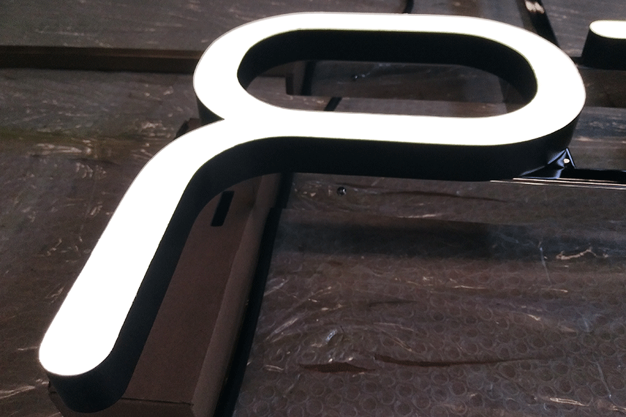 超级字和树脂发光字的优点和缺点对照分析 超级字和树脂发光字的优点和缺点对照分析