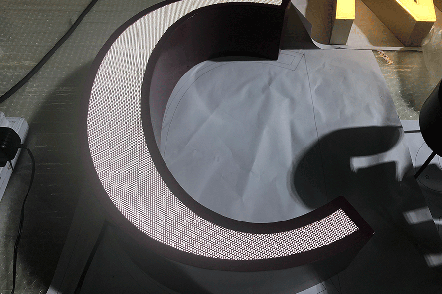 为什么选用冲孔发光字做楼顶标识工程? 为什么选用冲孔发光字做楼顶标识工程?