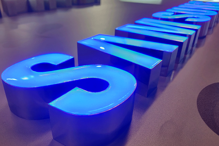 柯赛标识发光字厂家浅析楼体树脂字的优势 柯赛标识发光字厂家浅析楼体树脂字的优势