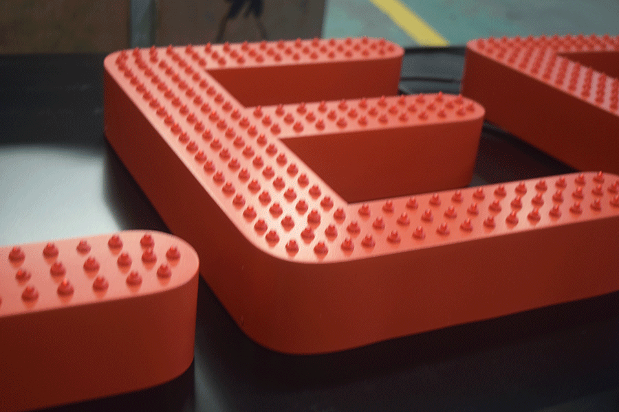 柯赛发光字厂家分享：浅析树脂字和led冲孔字的区别