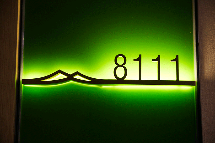 设计制作亚克力门牌指示标识有哪些优势? 设计制作亚克力门牌指示标识有哪些优势?