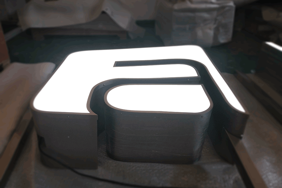 定制天地盖字发光标识牌具备哪些特色? 定制天地盖字发光标识牌具备哪些特色?