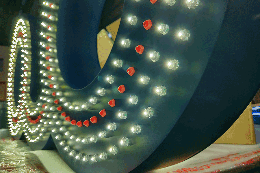 定制led冲孔字发光标识有什么特征？