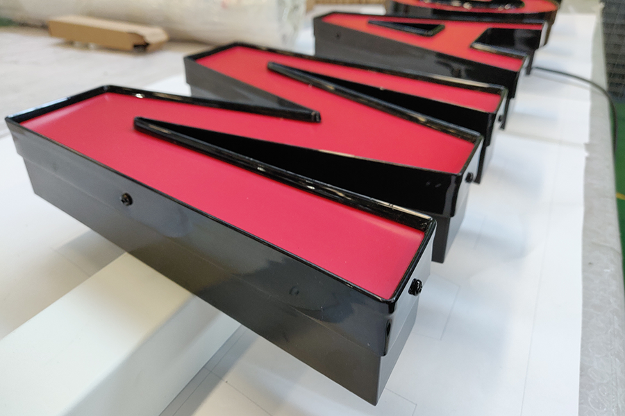 定制天地盖字标识标牌有哪些优势？