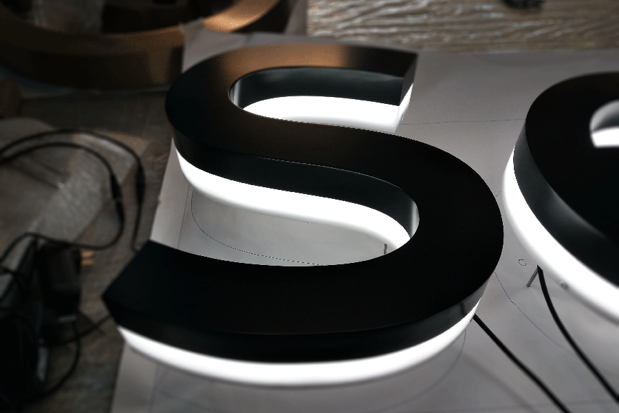 led全亚克力发光字定制有什么特色? led全亚克力发光字定制有什么特色?