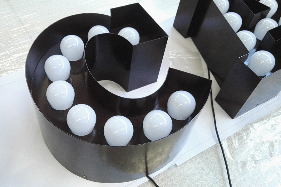 球泡字发光标识牌设计制作有哪些优势？