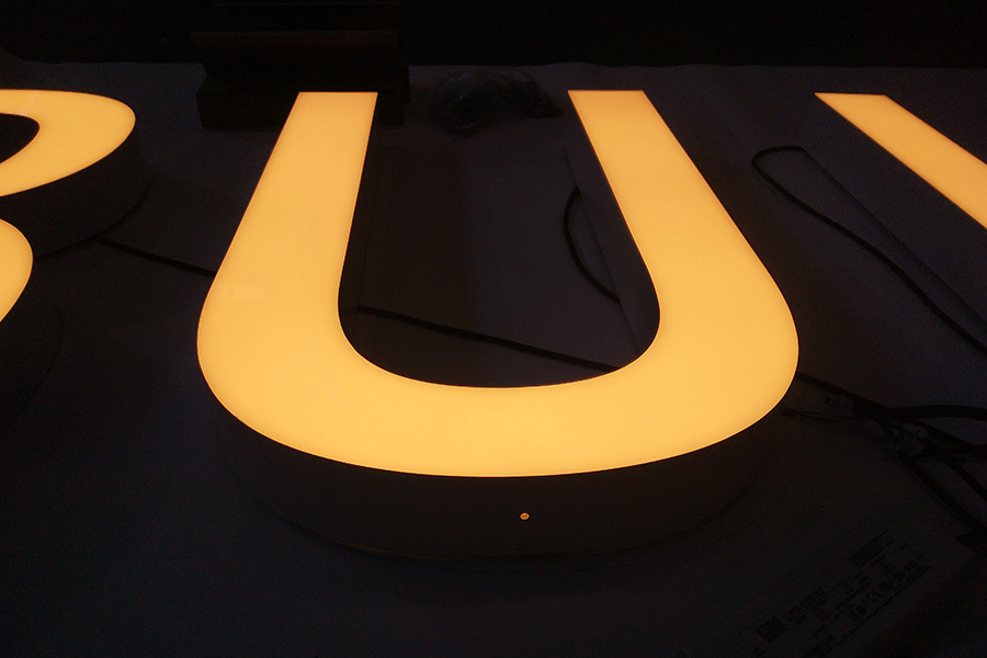 亚克力字发光标识牌设计制作有什么优势？