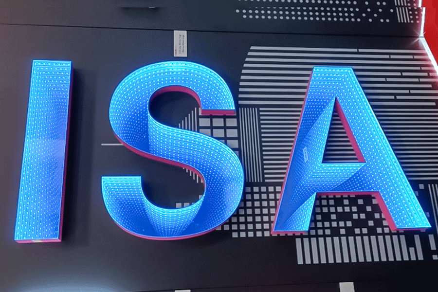 深渊镜字发光标识设计制作有哪些特点？