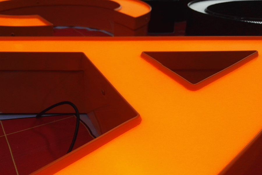 天地盖发光字标识设计制作有哪些特征？