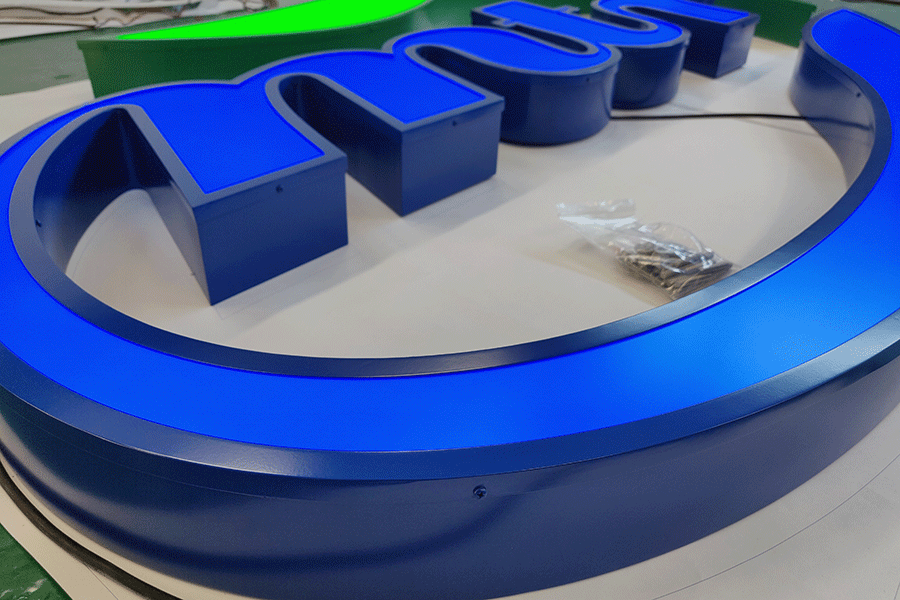 天地盖字发光标识设计制作有哪些特点？