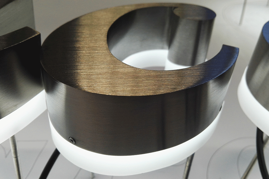 金属背发光字标识牌设计制作有什么特征？