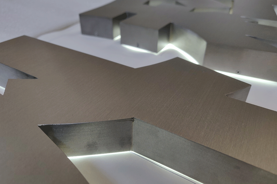 金属背发光字标识标牌制作有什么特征？