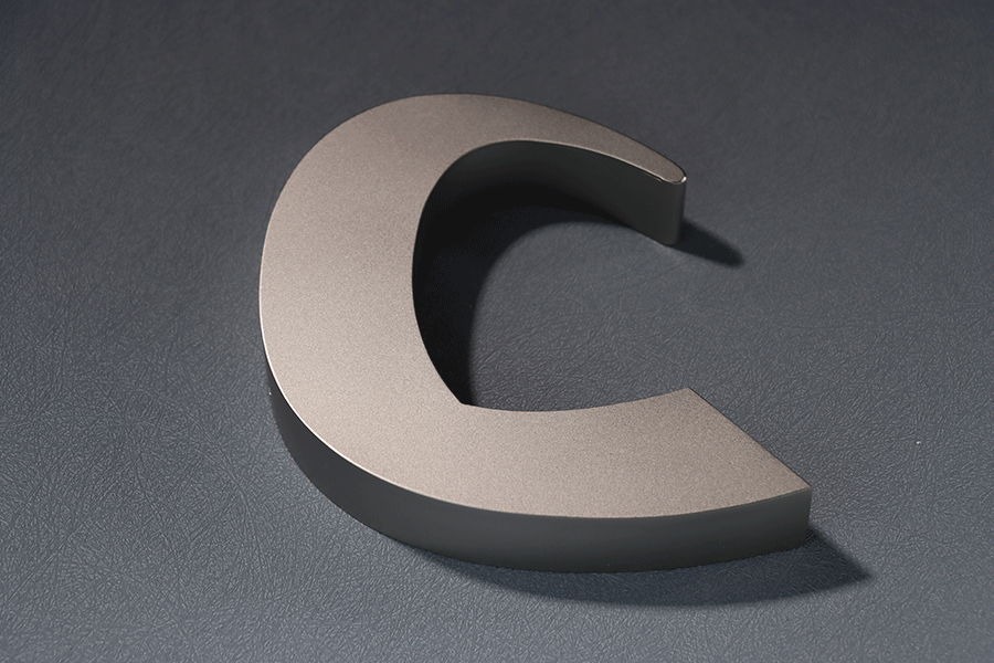 金属双封字标识标牌制作有什么特征？