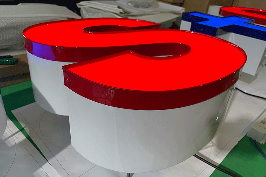 天地盖字标识标牌制作有什么特点？